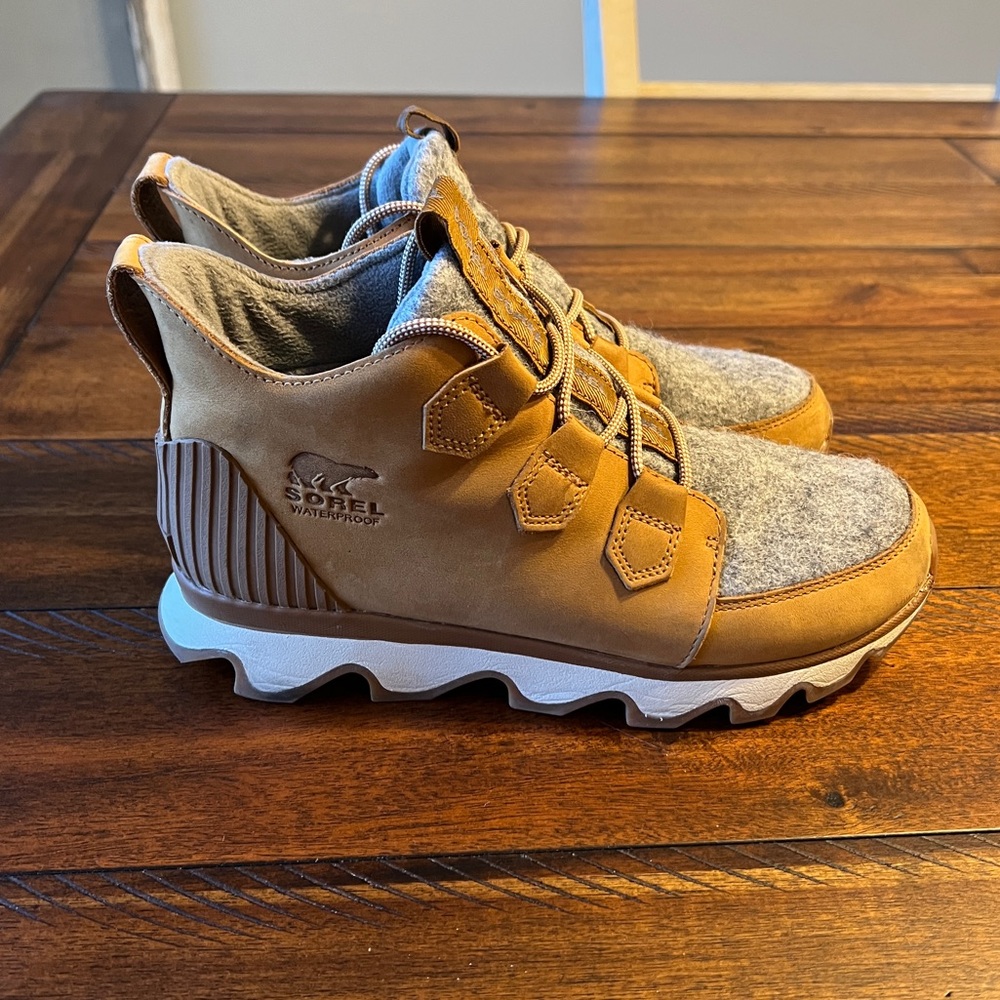 SOREL KINETIC CARIBOU SNOW BOOT 8.5